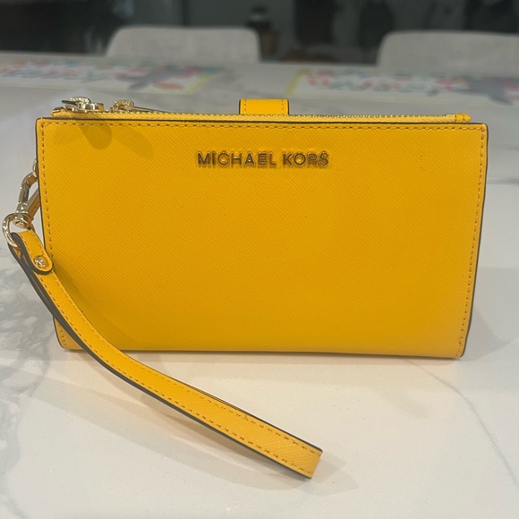 💛Cute. Michel Kors WRISTLET. - Picture 3 of 16
